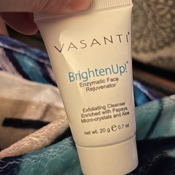 H/P 2/26🎉Vasanti brighten up face rejuvenator NWT - Picture 2 of 2